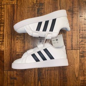 NWT children’s Adidas sneakers. Size 8. Unisex.